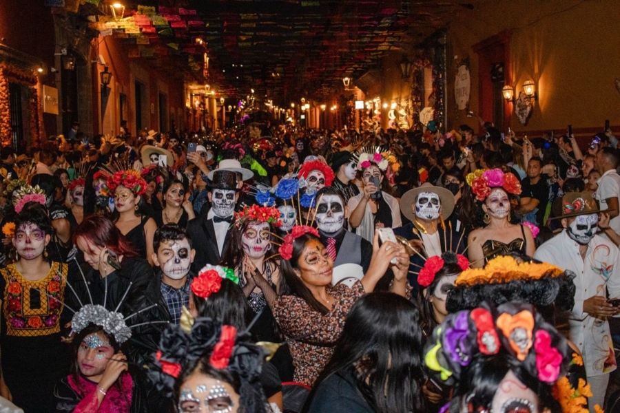 Cientos de personas disfrutaron el Día de Muertos en San Miguel de