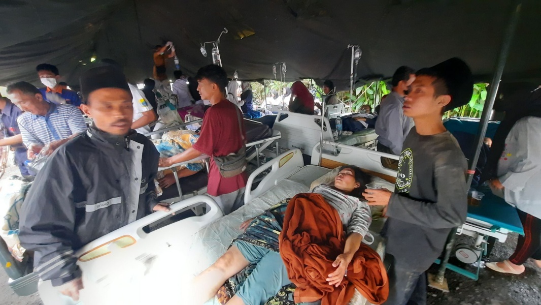 Terremoto Causa En Indonesia Al Menos Muertos Contrapuntonews